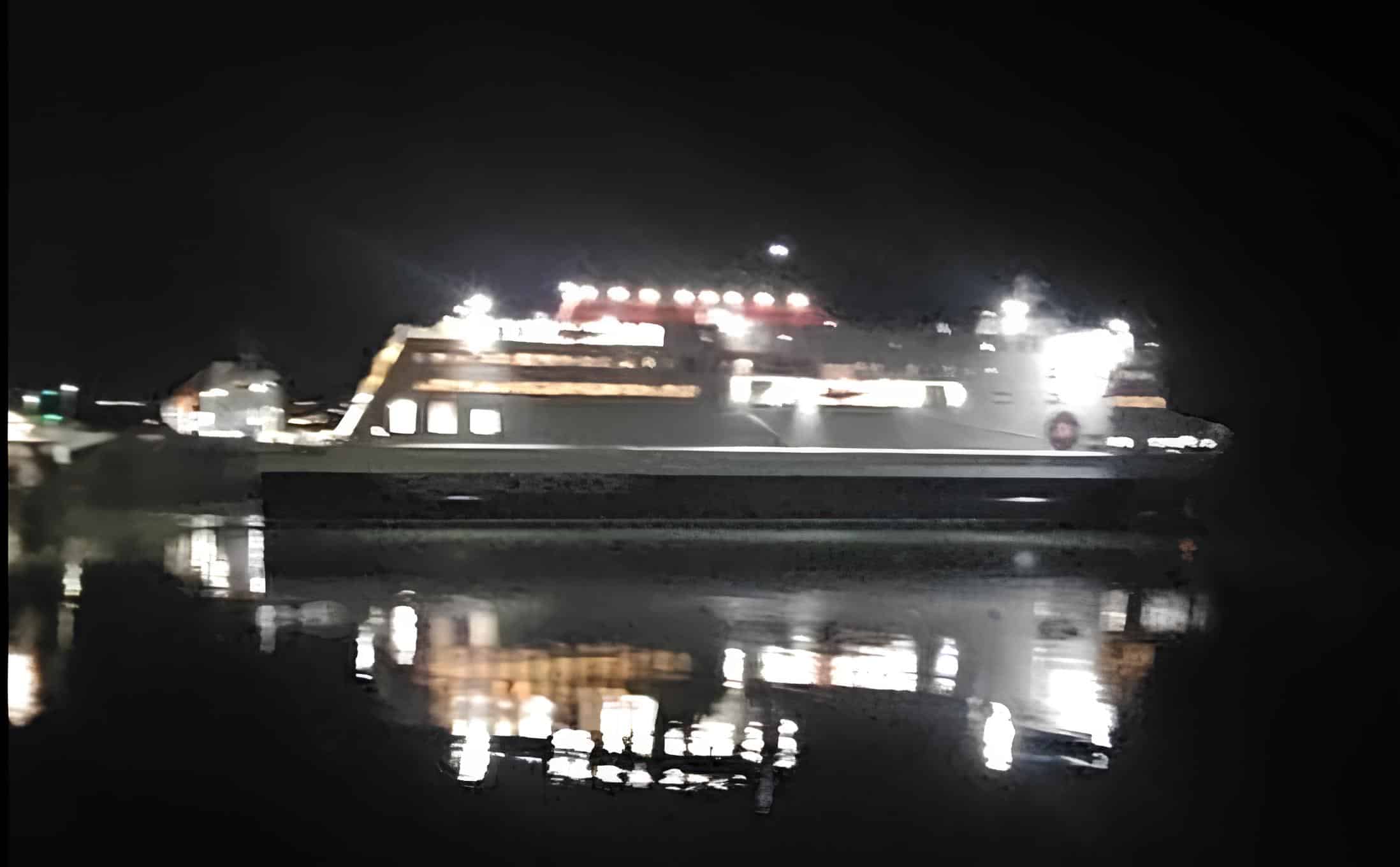 CAPTION: The Manxman struggling to dock in Douglas (CREDIT: Facebook / Isle of Man Harbours - UK)